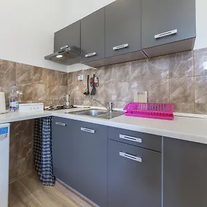 Apartman Zona, Póla